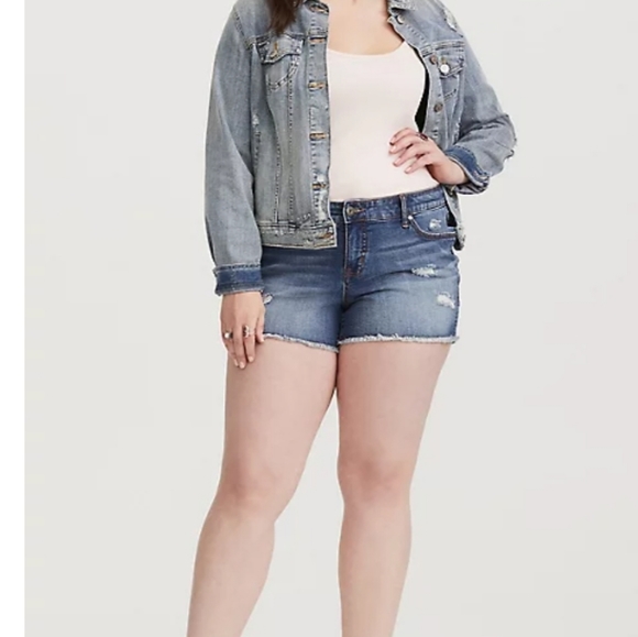Torrid Size 18 Medium wash Frayed Short Shorts - Picture 3 of 5